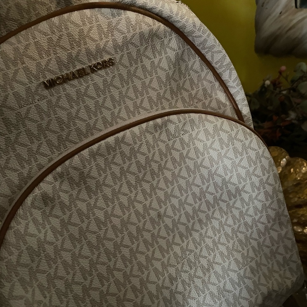 im selling backpacks MK coach and Guess very good condition